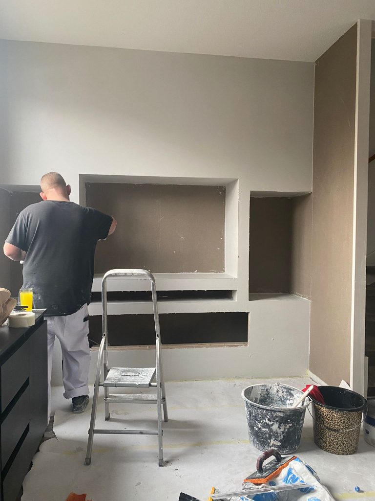 Bij Van Kooten Betonservice bent u aan het juiste adres voor diverse werkzaamheden, zowel op het gebied van beton als daarbuiten. Ook voor stucwerk, gietvloeren, keuringen en advies kunt u ons inschakelen. Neem voor meer informatie contact met ons op.