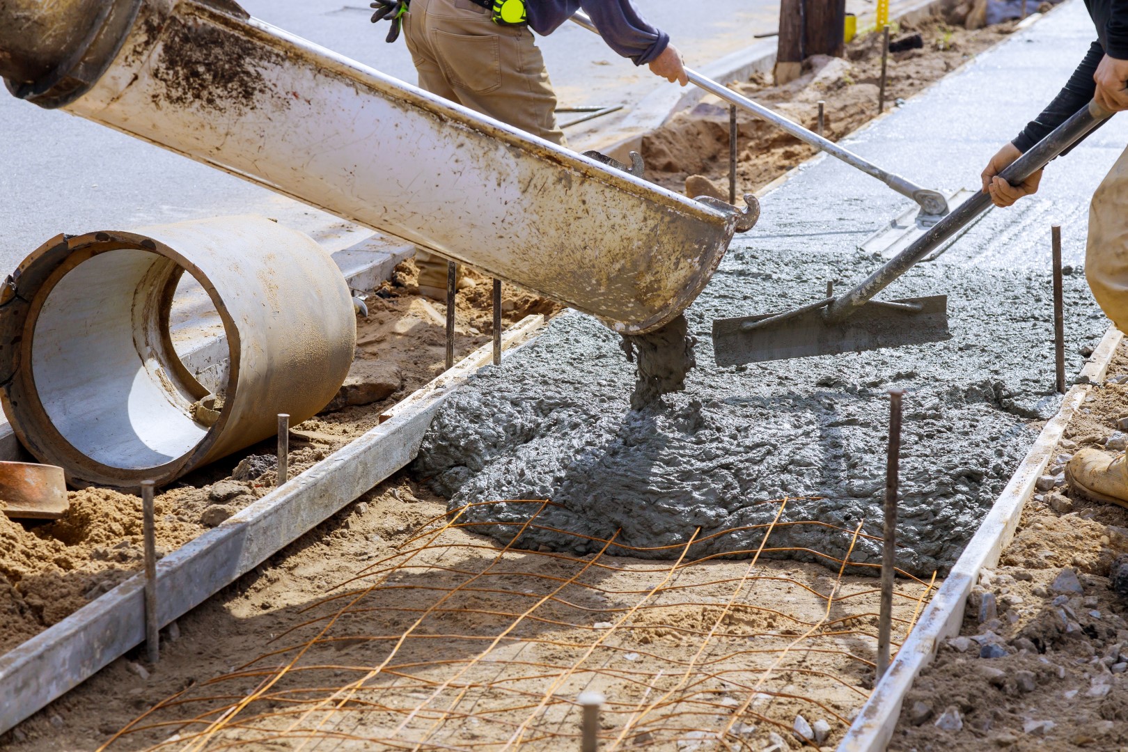 Truck,Loads,Of,Concrete,Pouring,At,Construction,Into,The,Concrete Beton specialist
