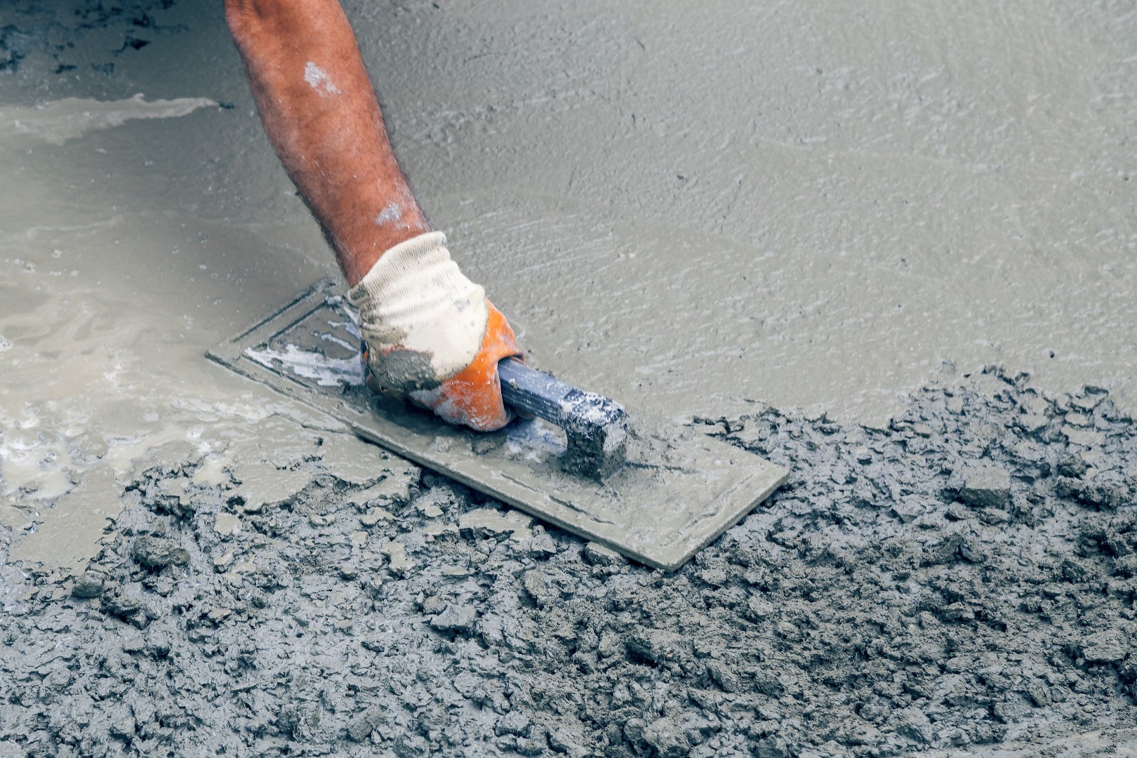 Hand,Builder,With,Trowel,Leveling,Concrete,,Spreading,Poured.,Some,Motion Betonrot advies